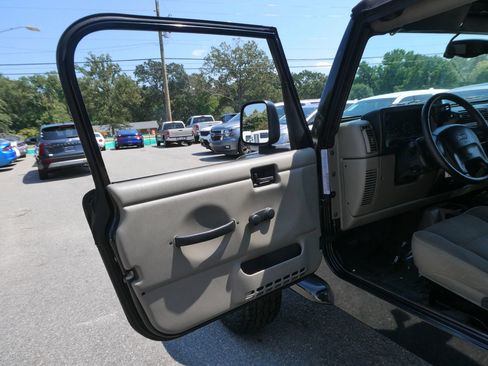 Used 2004 Jeep Wrangler Sahara AWD/4WD image 11