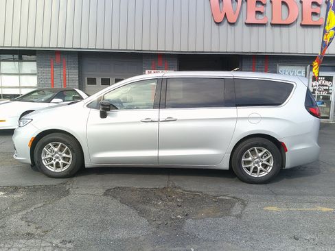 Used 2024 Chrysler Pacifica Touring-L FWD image 2