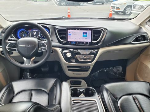 Used 2023 Chrysler Pacifica Touring-L FWD image 28