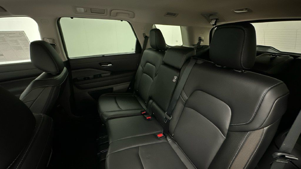 Certified 2024 Nissan Pathfinder SL w/ Black Appearance Package AWD/4WD image 10