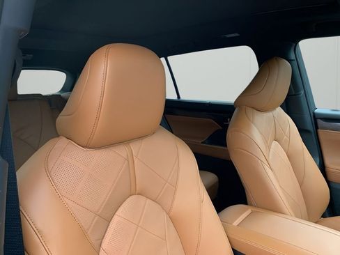New 2026 Toyota Highlander Platinum image 17