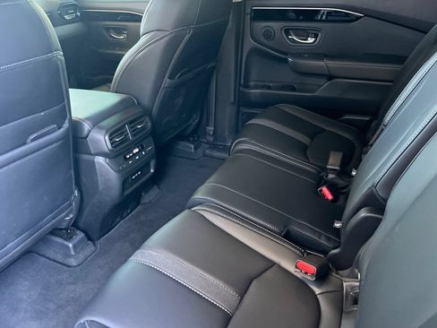 Used 2025 Honda Pilot Touring image 9