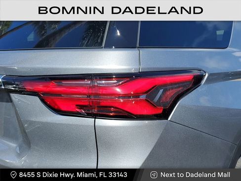 Used 2023 Chevrolet Traverse LS image 8