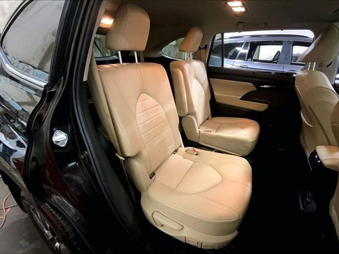 Used 2022 Toyota Highlander XLE image 21