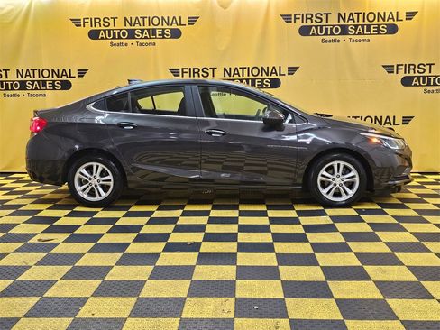 Used 2017 Chevrolet Cruze LT image 2