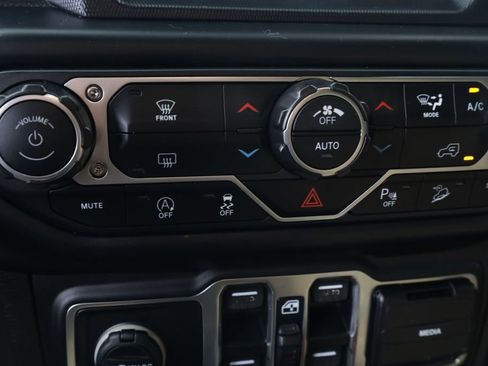 Used 2019 Jeep Wrangler Unlimited Sahara image 10