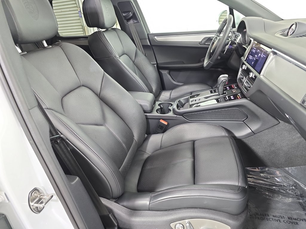 Certified 2026 Porsche Macan AWD/4WD image 27