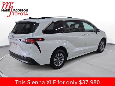 Used 2024 Toyota Sienna XLE image 9