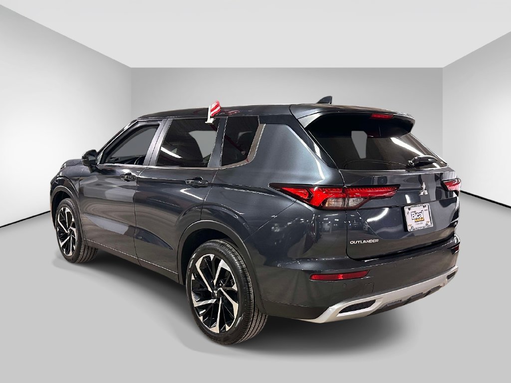 Used 2024 Mitsubishi Outlander SE AWD/4WD image 3