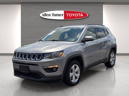 Used 2018 Jeep Compass Latitude w/ Popular Equipment Group FWD image 3