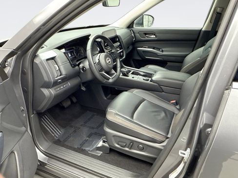 Used 2024 Nissan Pathfinder SL w/ Black Appearance Package image 10