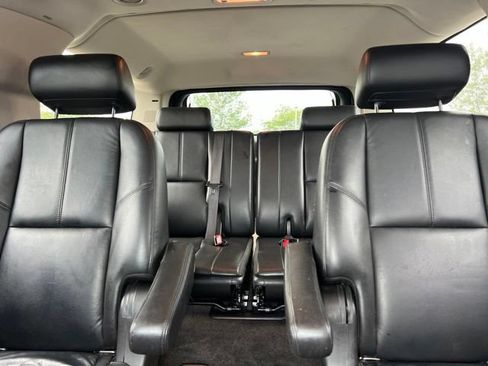 Used 2009 Chevrolet Suburban LT RWD image 25