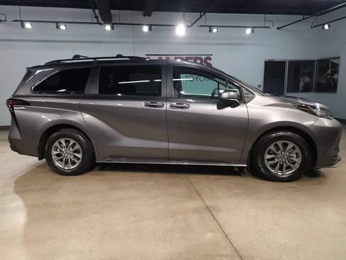 Used 2023 Toyota Sienna LE w/ LE Plus Package FWD image 8