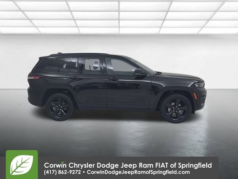Used 2023 Jeep Grand Cherokee Altitude image 17