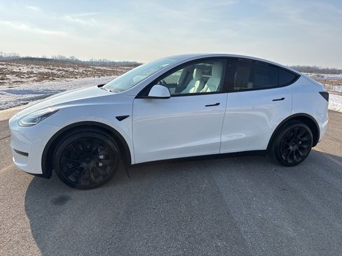 Used 2022 Tesla Model Y Long Range image 7