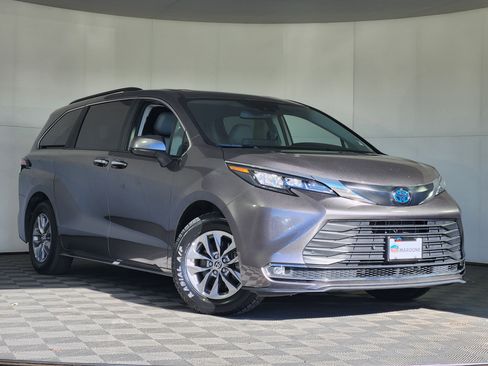 Used 2024 Toyota Sienna XLE image 1