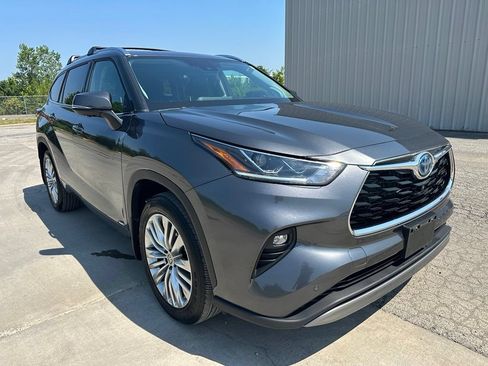 Used 2024 Toyota Highlander Platinum AWD/4WD image 3