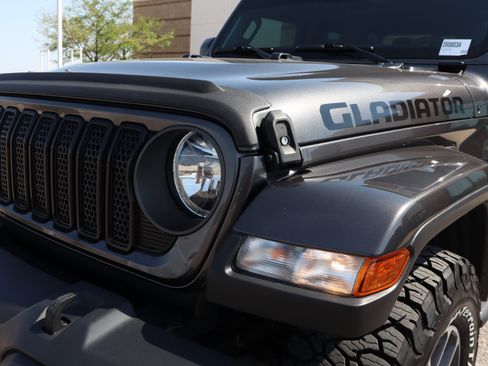 Used 2024 Jeep Gladiator Sport AWD/4WD image 14