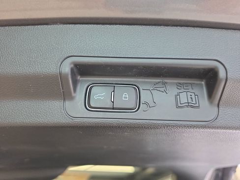 Used 2023 Ford Explorer XLT image 38