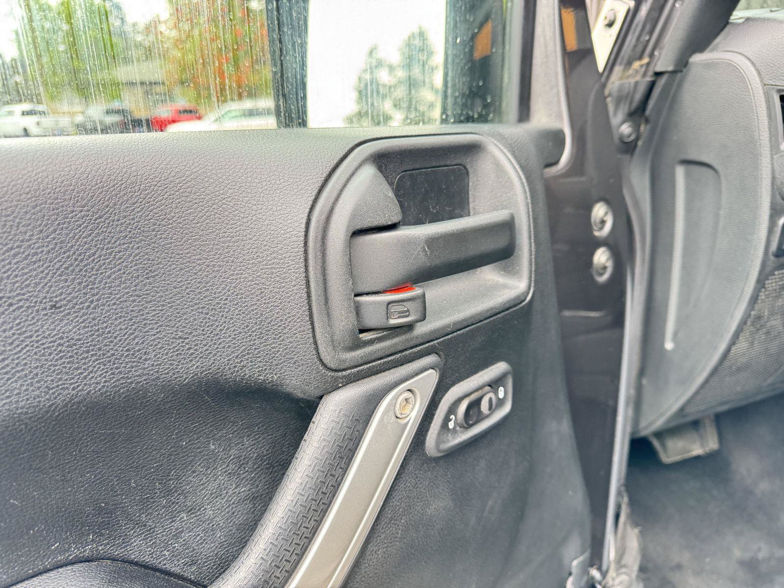 Used 2016 Jeep Wrangler Unlimited Rubicon w/ Connectivity Group AWD/4WD image 11