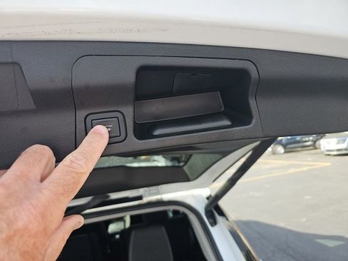 Used 2023 GMC Acadia SLE w/ Driver Convenience Package image 16