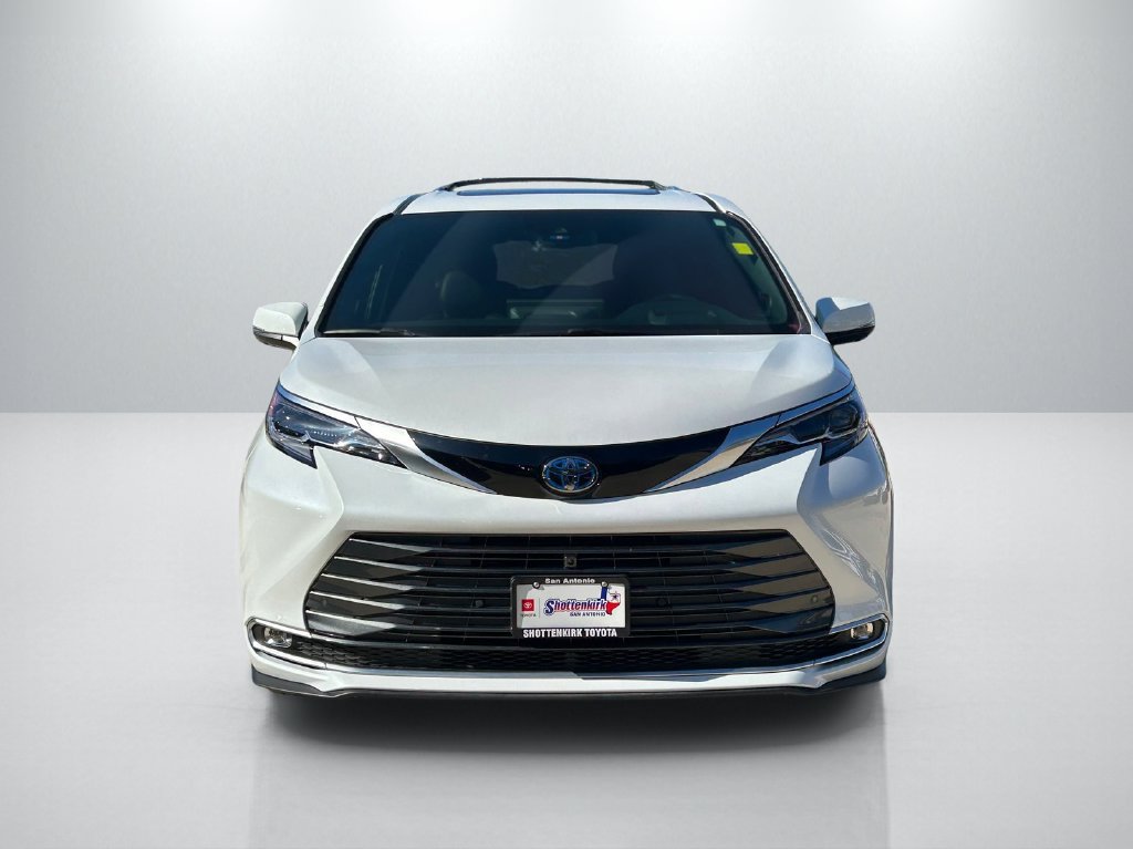 Used 2025 Toyota Sienna Platinum AWD/4WD image 2