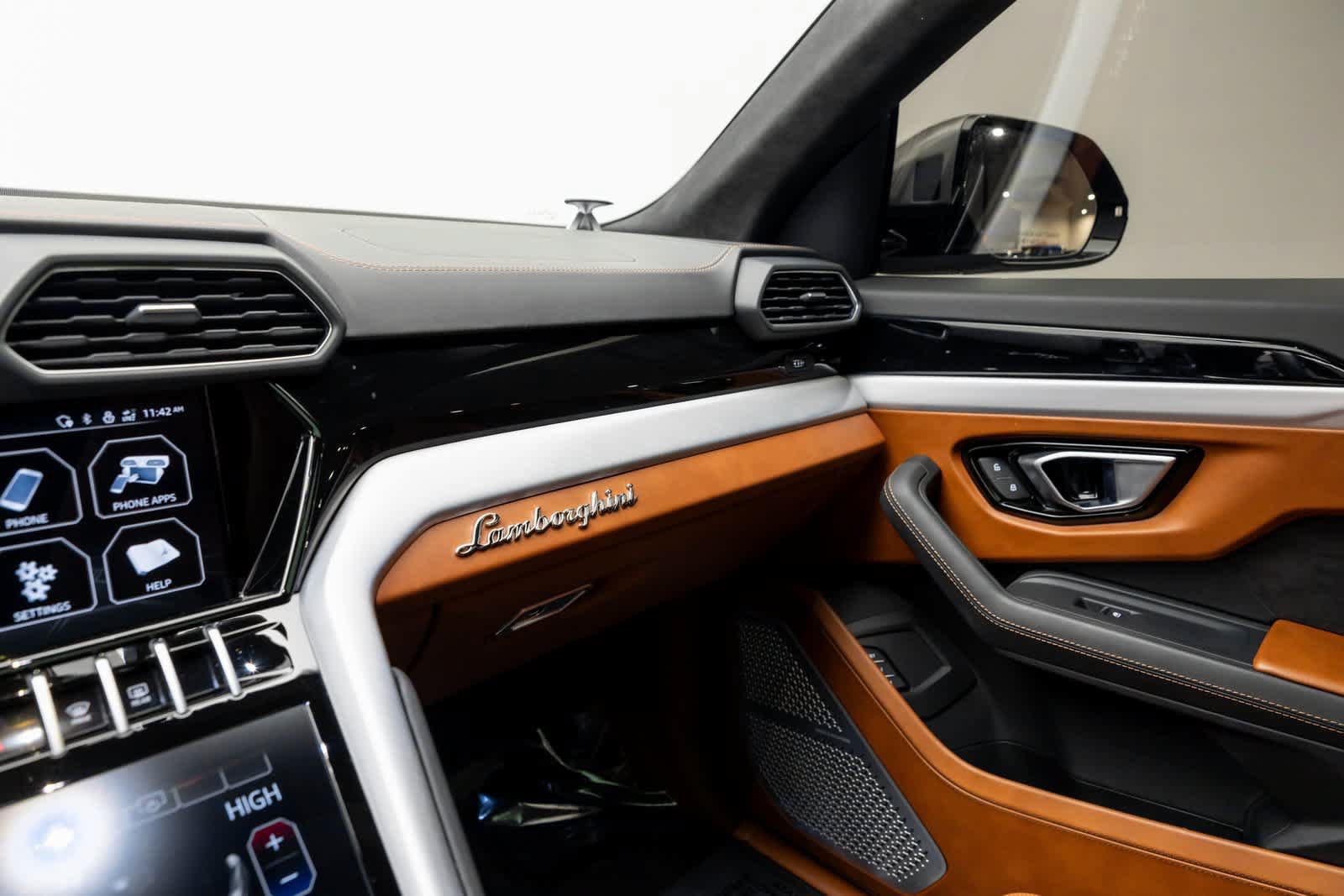 Used 2022 Lamborghini Urus AWD/4WD image 42