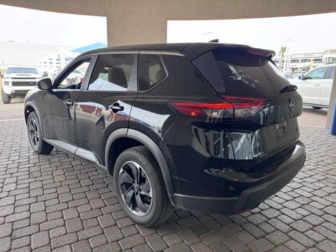 Used 2024 Nissan Rogue SV image 3