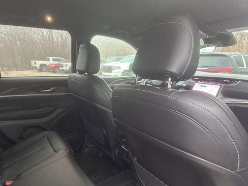 Used 2025 Jeep Grand Cherokee Limited image 13