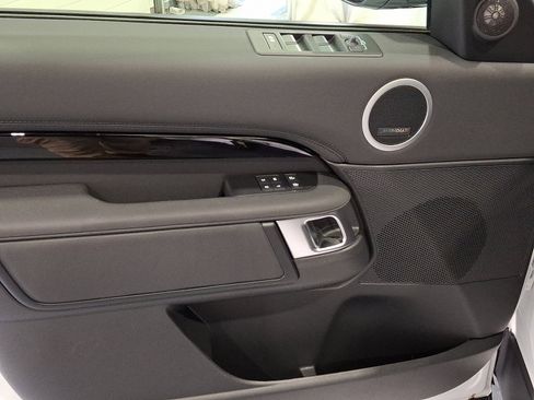 Certified 2025 Land Rover Discovery S image 12