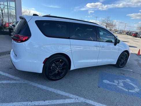 New 2026 Chrysler Pacifica Limited image 34