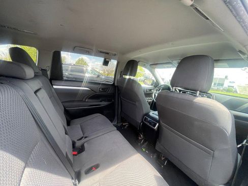 Used 2019 Toyota Highlander LE FWD image 13
