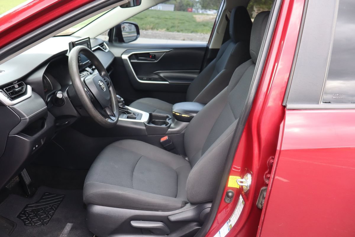 Used 2021 Toyota RAV4 LE w/ Carpet Mat Package (TMS) AWD/4WD image 19