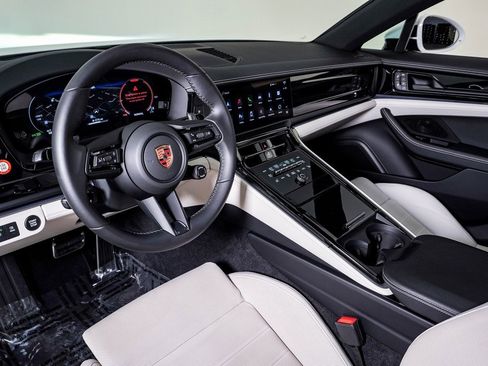 Certified 2025 Porsche Panamera 4 image 4