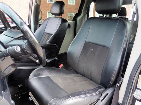 Used 2019 Dodge Grand Caravan SXT FWD image 5