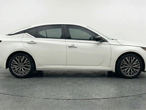 Used 2025 Nissan Altima 2.5 SV FWD image 11