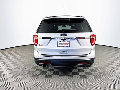 Used 2018 Ford Explorer XLT w/ Equipment Group 201A image 9