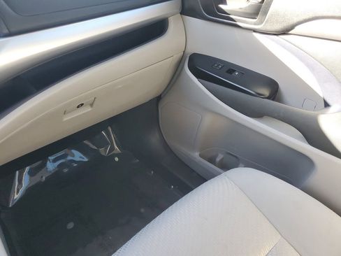 Used 2019 Toyota Highlander LE image 18