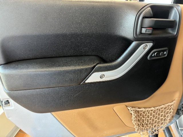 Used 2013 Jeep Wrangler Unlimited Sahara w/ Connectivity Group AWD/4WD image 13