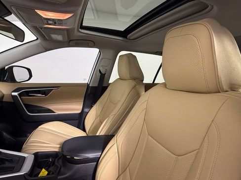 Used 2019 Toyota RAV4 XLE w/ Convenience Package FWD image 12