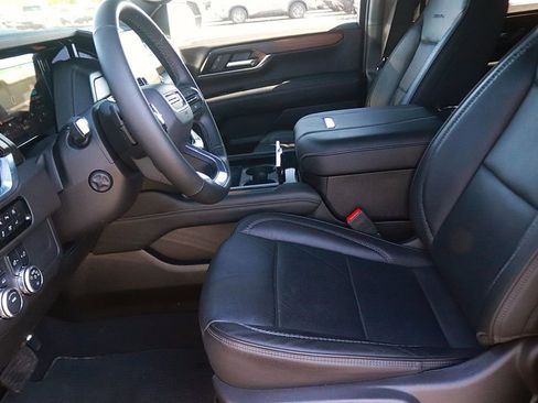 Used 2025 GMC Yukon XL Denali AWD/4WD image 13