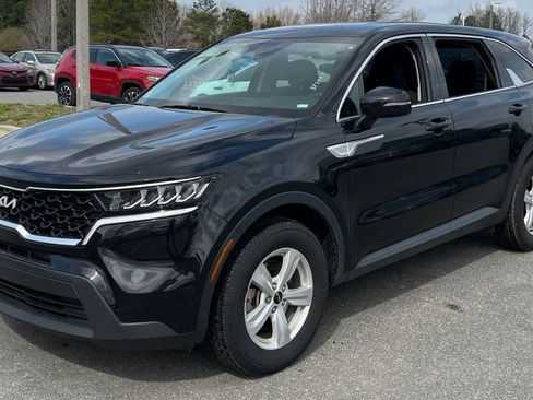 Used 2023 Kia Sorento LX image 3