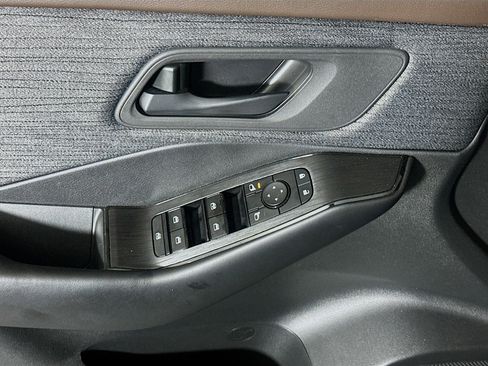 Used 2023 Nissan Rogue S image 15