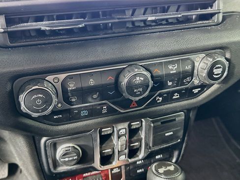 Used 2024 Jeep Wrangler Unlimited AWD/4WD image 23