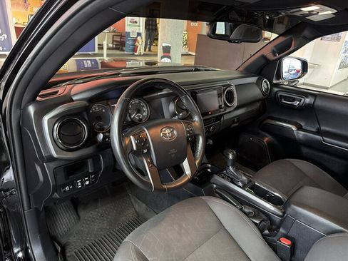 Used 2017 Toyota Tacoma TRD Off-Road image 11
