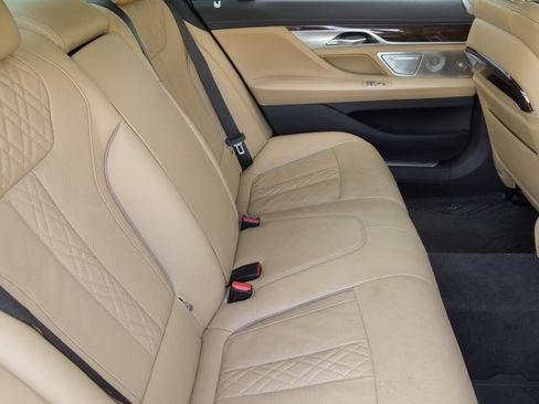 Used 2021 BMW 740i w/ Premium Package RWD image 34