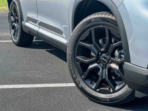 New 2025 Honda Pilot Touring image 2