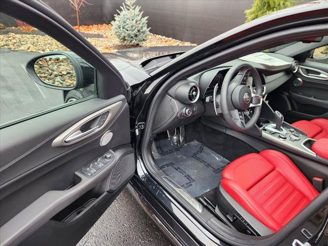Used 2024 Alfa Romeo Giulia Veloce AWD/4WD image 29