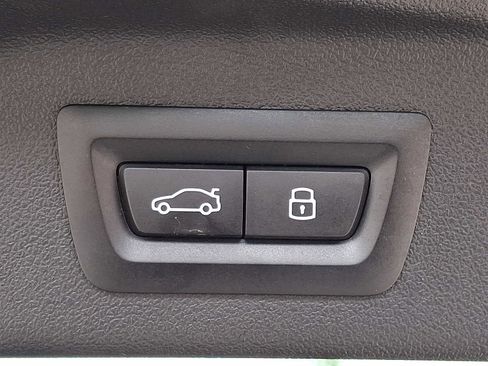 Used 2025 BMW X7 M60i w/ Executive Package image 31