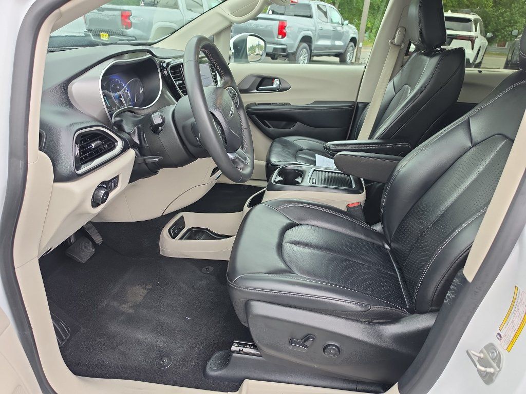 Used 2023 Chrysler Pacifica Touring-L FWD image 14